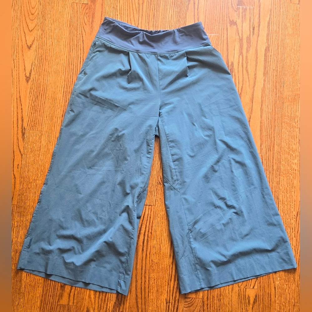 Title Nine Round Trip Wide Leg pants, size Small, blue color